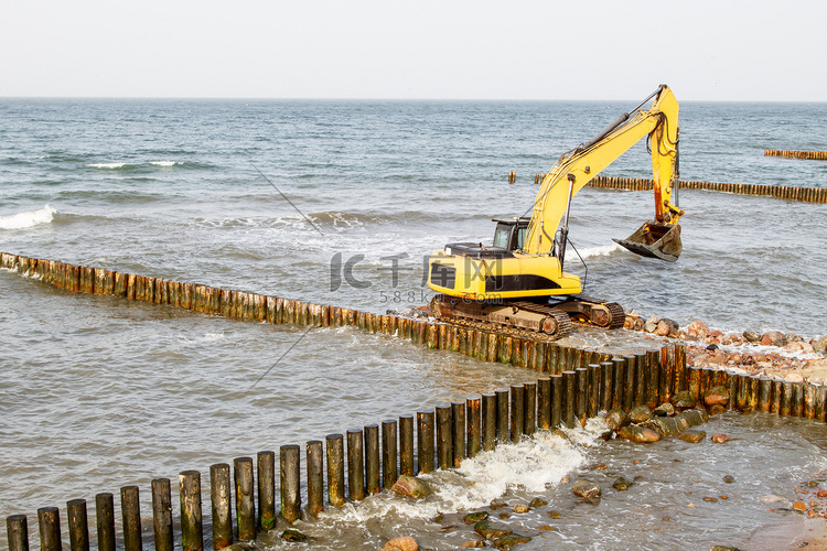 海边防波堤施工期间的挖掘机