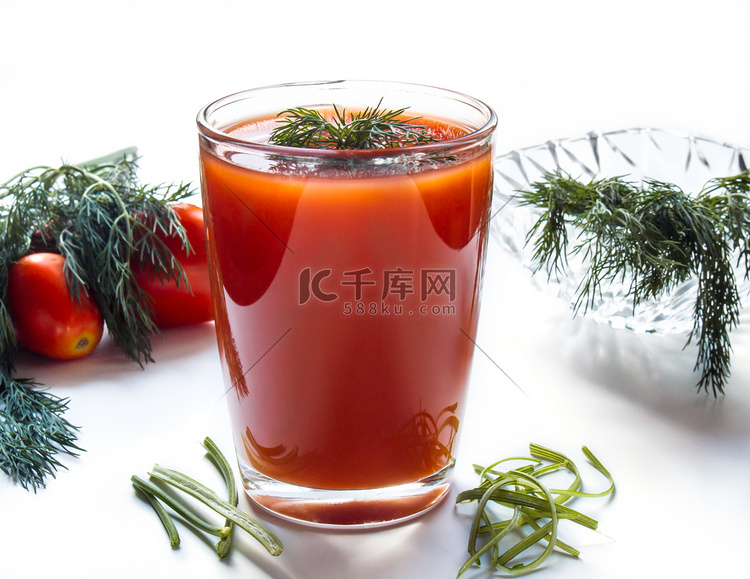 高脚玻璃杯中的番茄汁