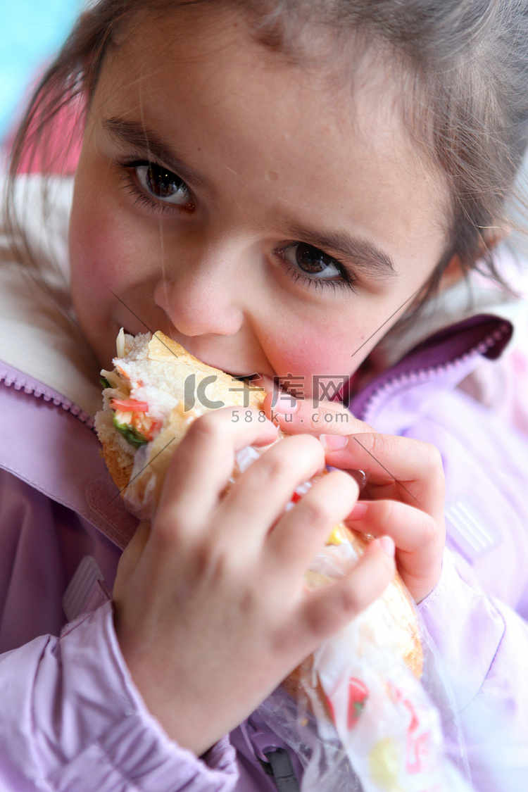 吃三明治的小女孩