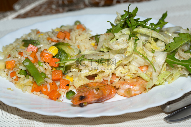 新鲜的海湾虾配米饭和沙拉