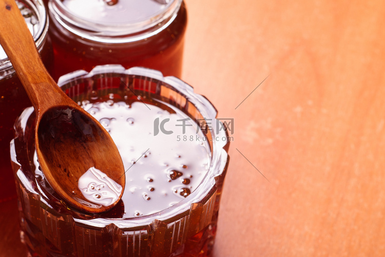 罐装蜂蜜，加蜂蜜的木勺，