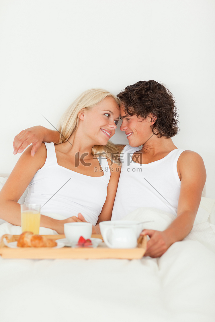一对相爱的情侣吃早餐的肖像