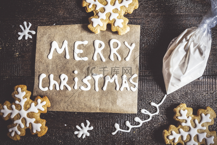 圣诞姜饼、铭文和一袋糖霜
