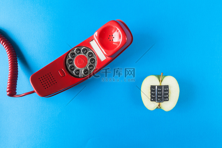 字母数字苹果和红色电话老