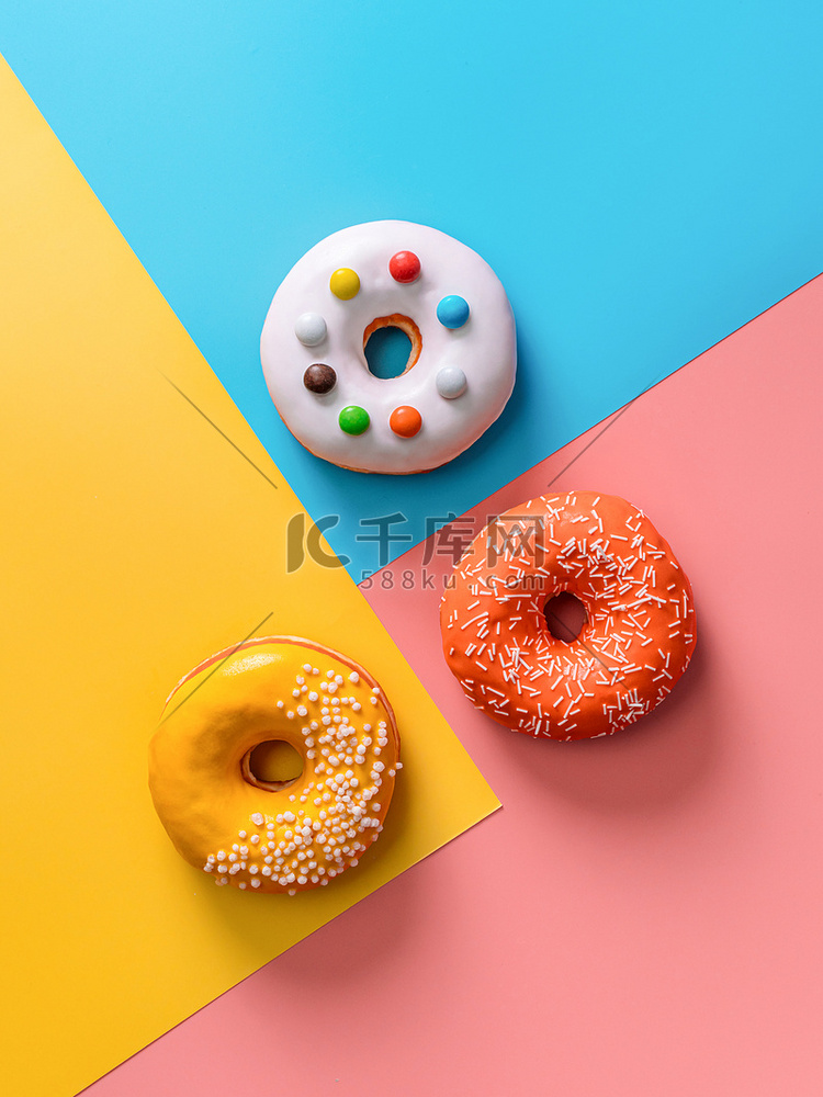 彩色背景上的釉面甜甜圈，顶视图