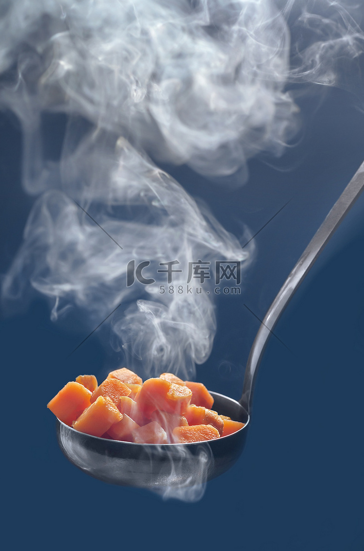在桶蒸的热的煮沸的红萝卜