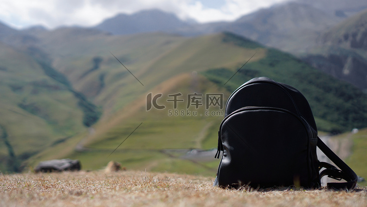 以卡兹别吉山为背景的黑色背包。