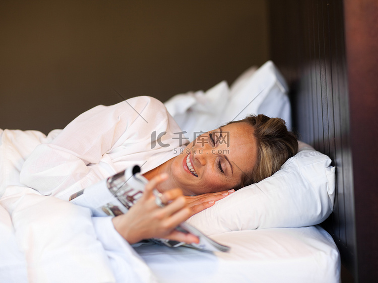 躺在床上看杂志的年轻女人