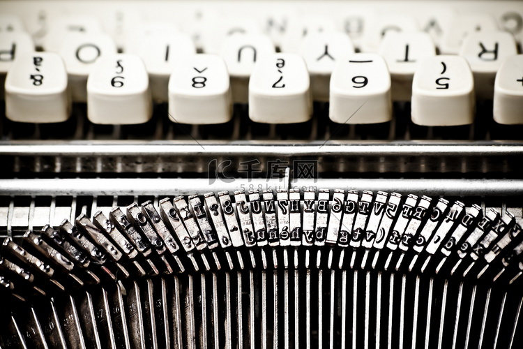 打字机的类型栏和白色按钮