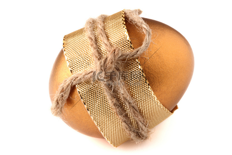 金弓和绳子包裹的金复活节彩蛋