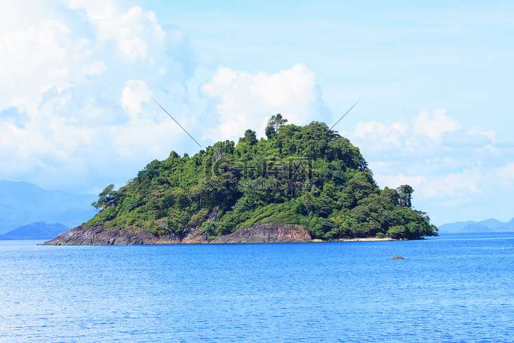 泰国东部传统省的岩石岛和蓝色海