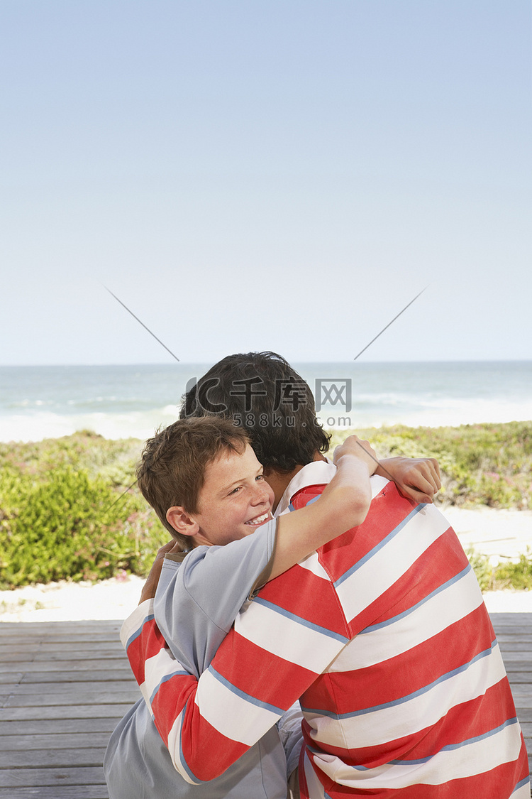 快乐的父子在码头上拥抱