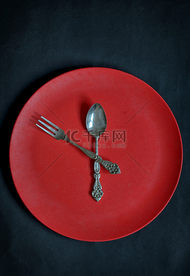 有红色盘子、匙子和叉子的时钟