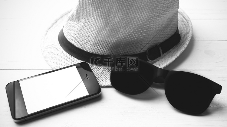 帽子太阳镜和智能手机黑白颜色