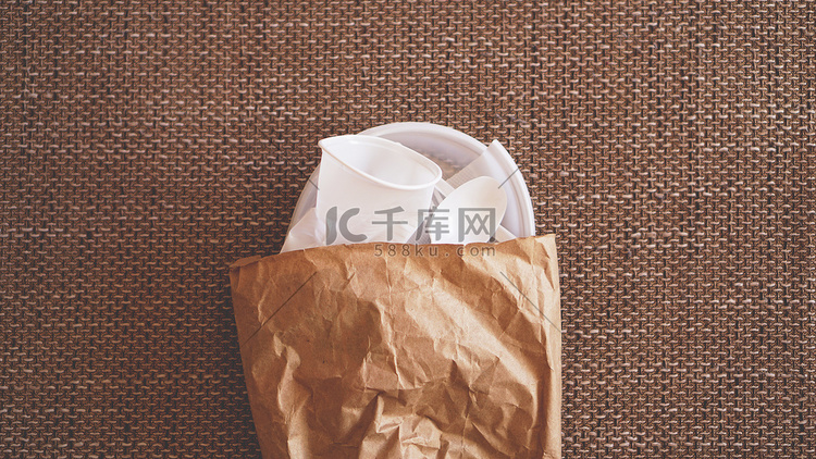 米色背景纸包中白色皱巴巴的塑料