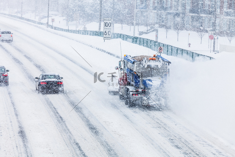 雪犁在暴风雪期间从高速公路上除