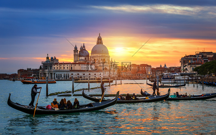 有吊船的运河在威尼斯，意大利。