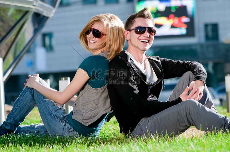 快乐的青少年夫妇在户外玩耍