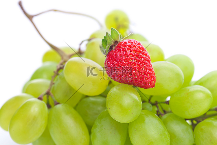 一串白葡萄和草莓，白色隔离