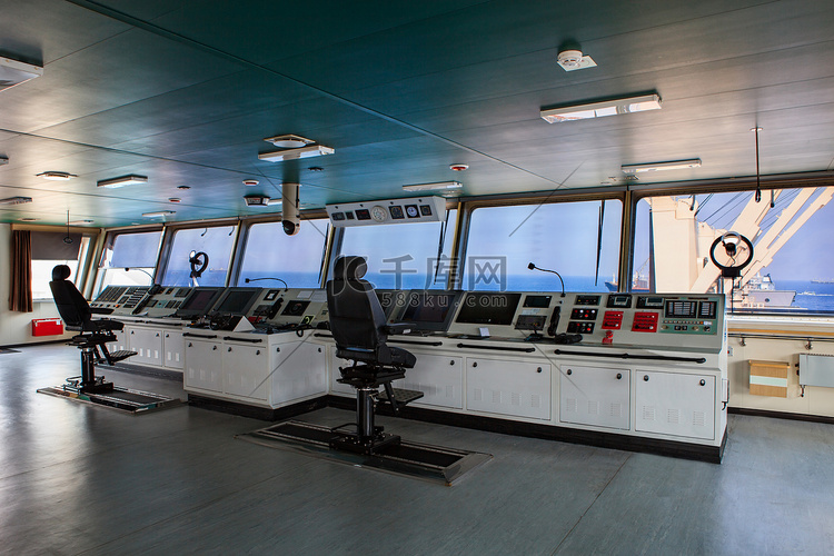 现代工业船驾驶室控制板接近
