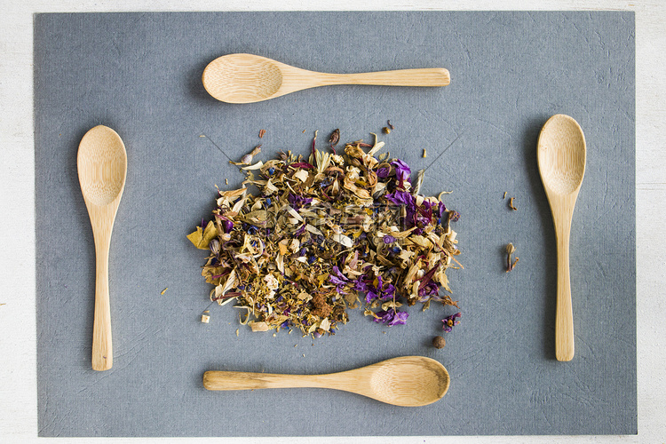 草药和天然干茶具、茶和木勺的变
