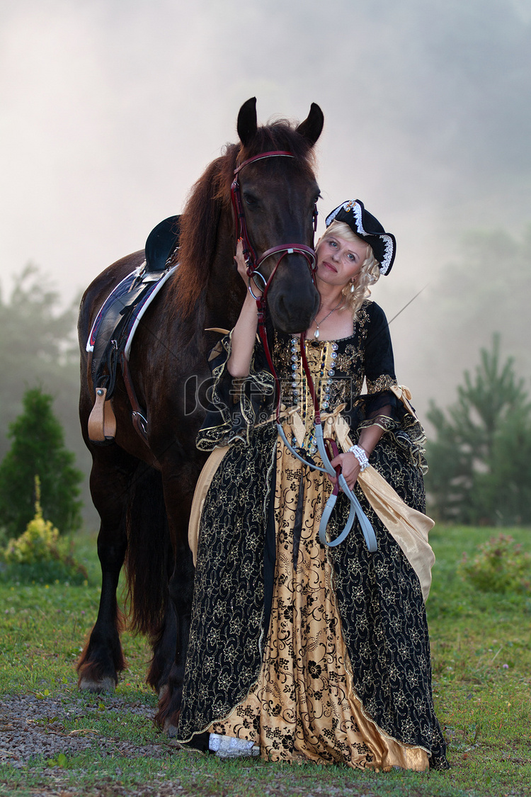 穿着皇家巴洛克风格骑马的女人