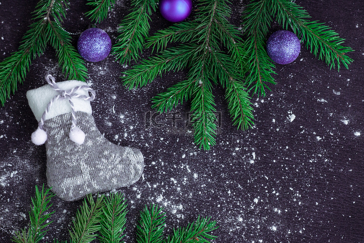 雪地黑色背景上带紫色的灰色圣诞