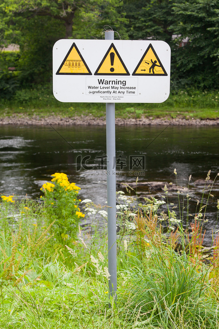 一组典型的开放水域游泳警告