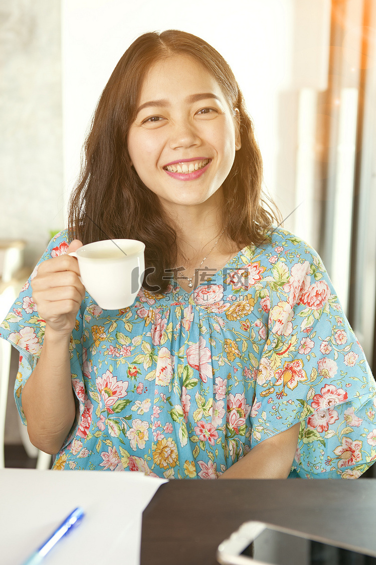 亚洲女性笑脸幸福情绪和热饮杯