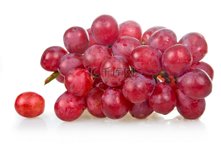 分离出的一串成熟的粉红葡萄