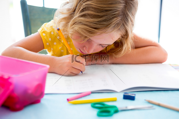 儿童学生女孩在桌上写作业