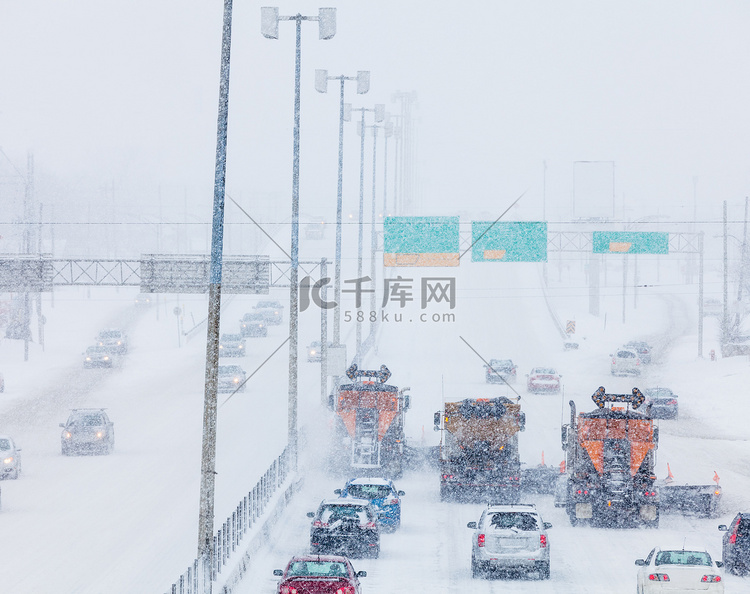 排成一排的扫雪机清理高速公路