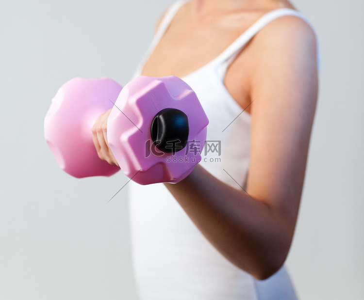 受过重量训练的健康女性专注于重