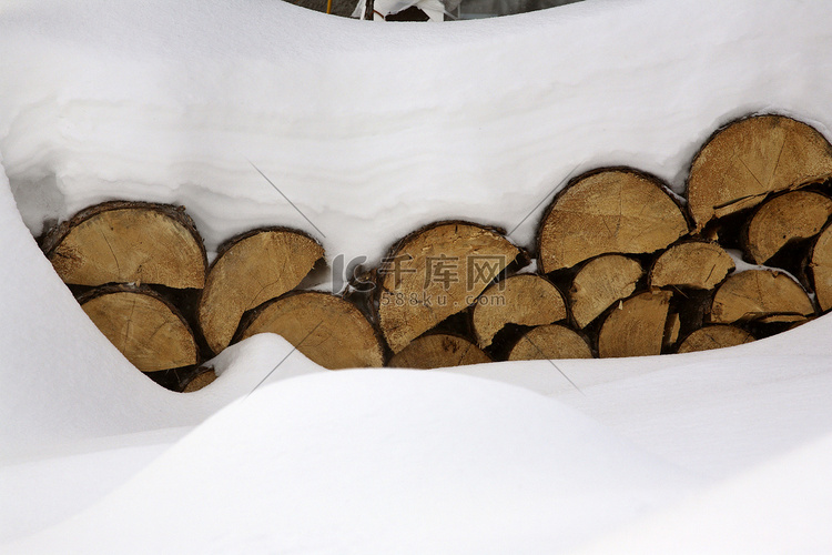 积雪的木柴堆