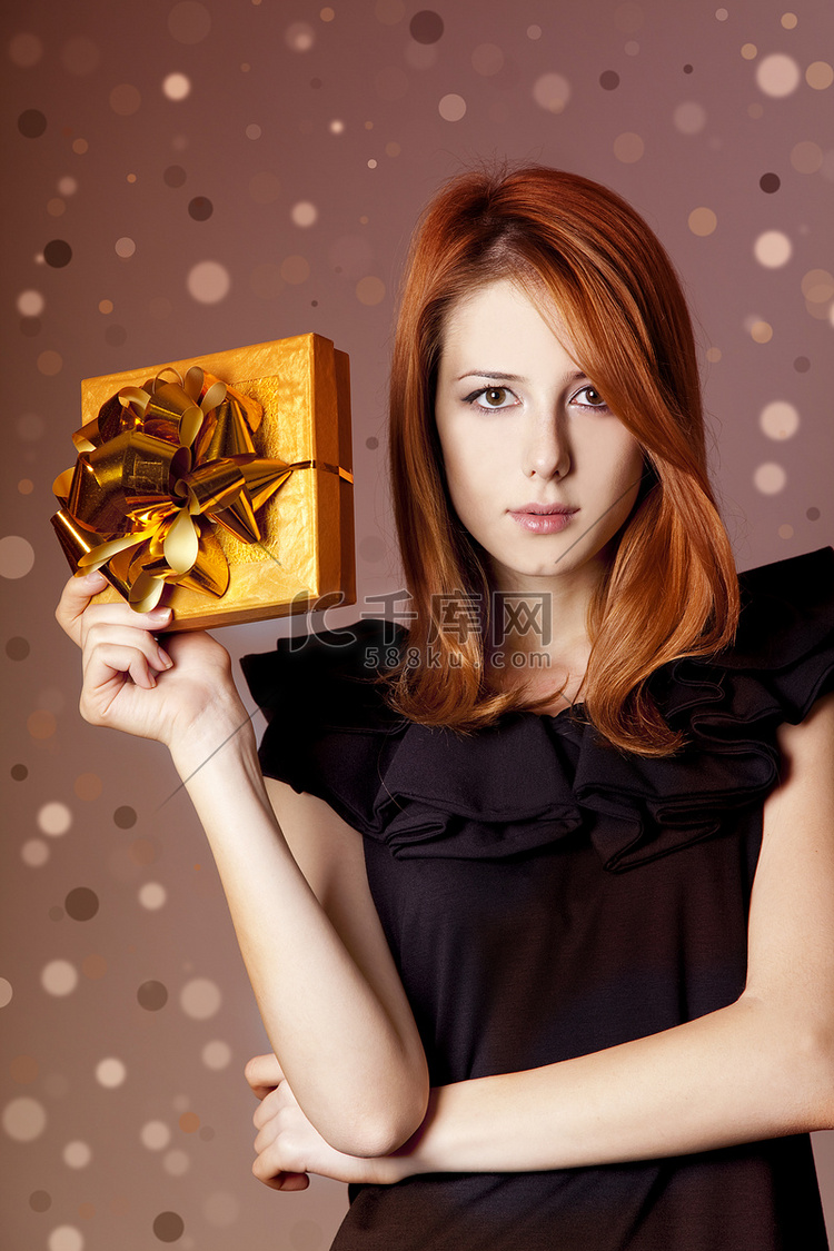 礼服的红发女孩有礼物盒的