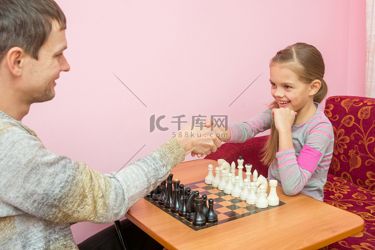 爸爸和女儿互相打招呼，准备下棋