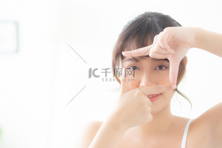 美丽的亚洲年轻女性眼部皮肤护理