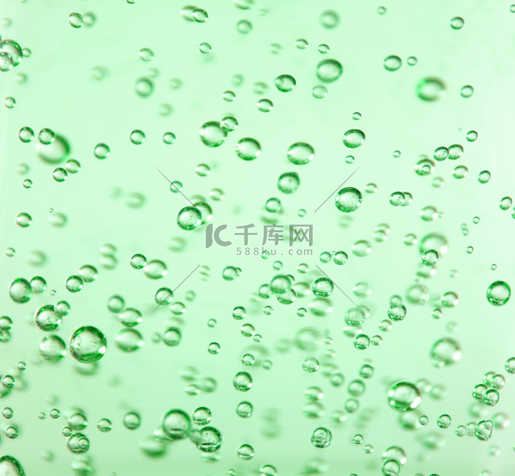 绿色凝胶中的透明气泡