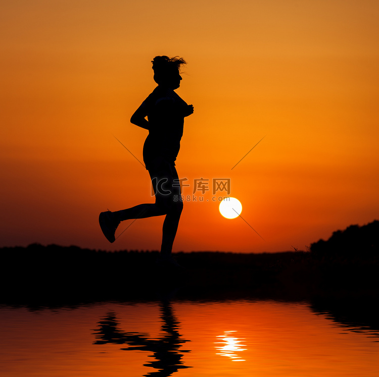 剪影女人在橙色夕阳下奔跑