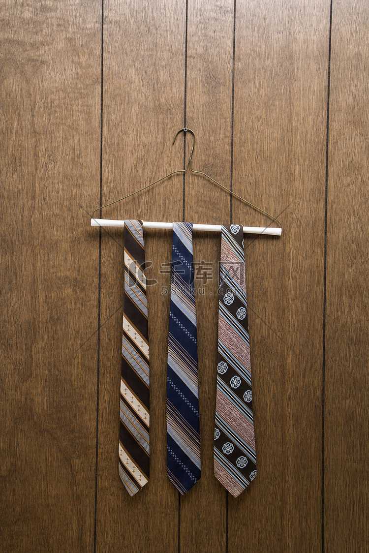 衣架上的复古领带。