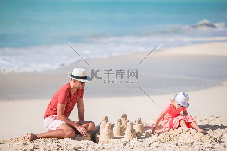 父亲和小孩享受海滩夏季热带假期