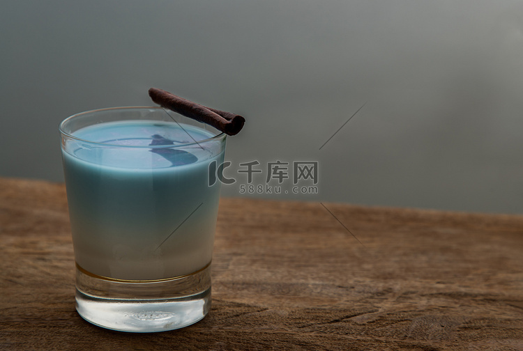 一杯蓝色抹茶拿铁或蝴蝶豌豆花奶