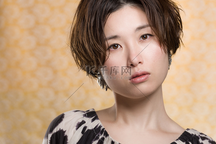 黄色蕾丝日本女人肖像