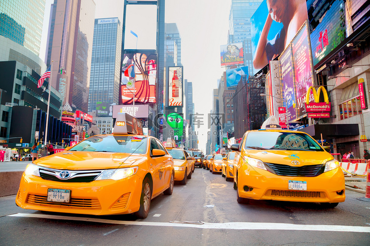 早上时代广场的黄色出租车