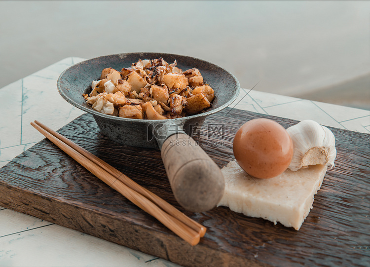 小蒸铁锅中的传统炒软萝卜糕或炒