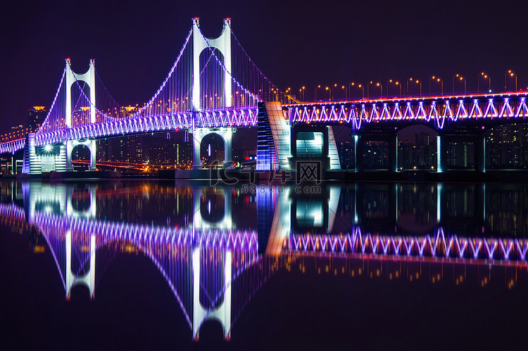晚上在韩国釜山的广安大桥和海云