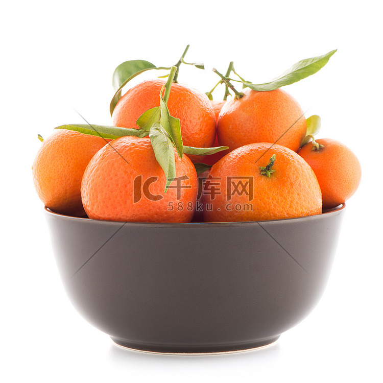 陶瓷棕色碗上的橘子