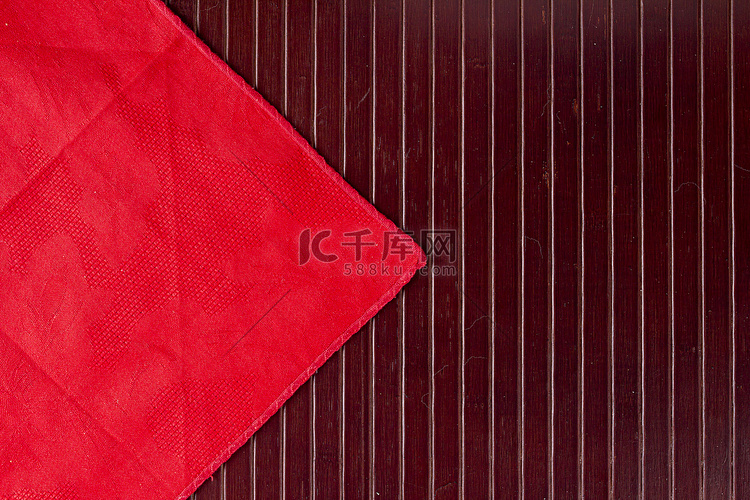 红餐巾纸