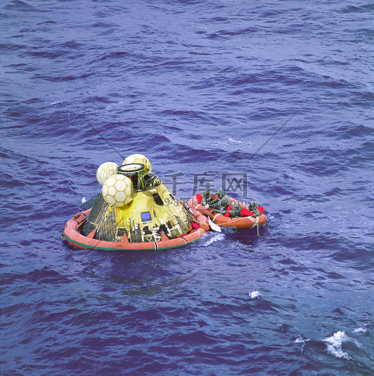 阿波罗 11 号船员在救生筏中