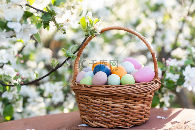 篮子里五颜六色的复活节彩蛋的特